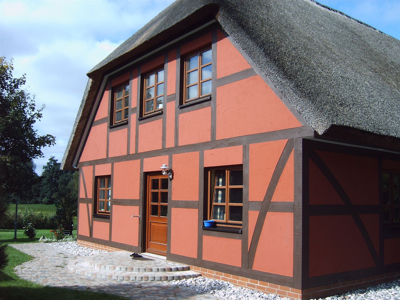 Saniertes Fachwerkhaus mit Reetdach