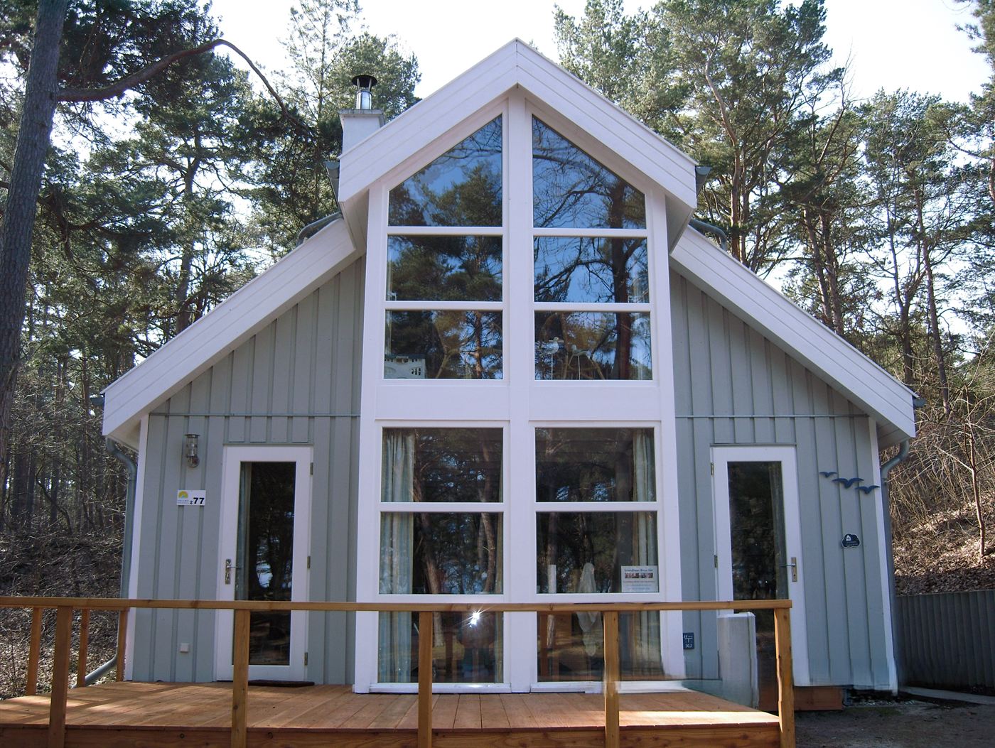 Modern verkleidete Holzfassade eines Hauses