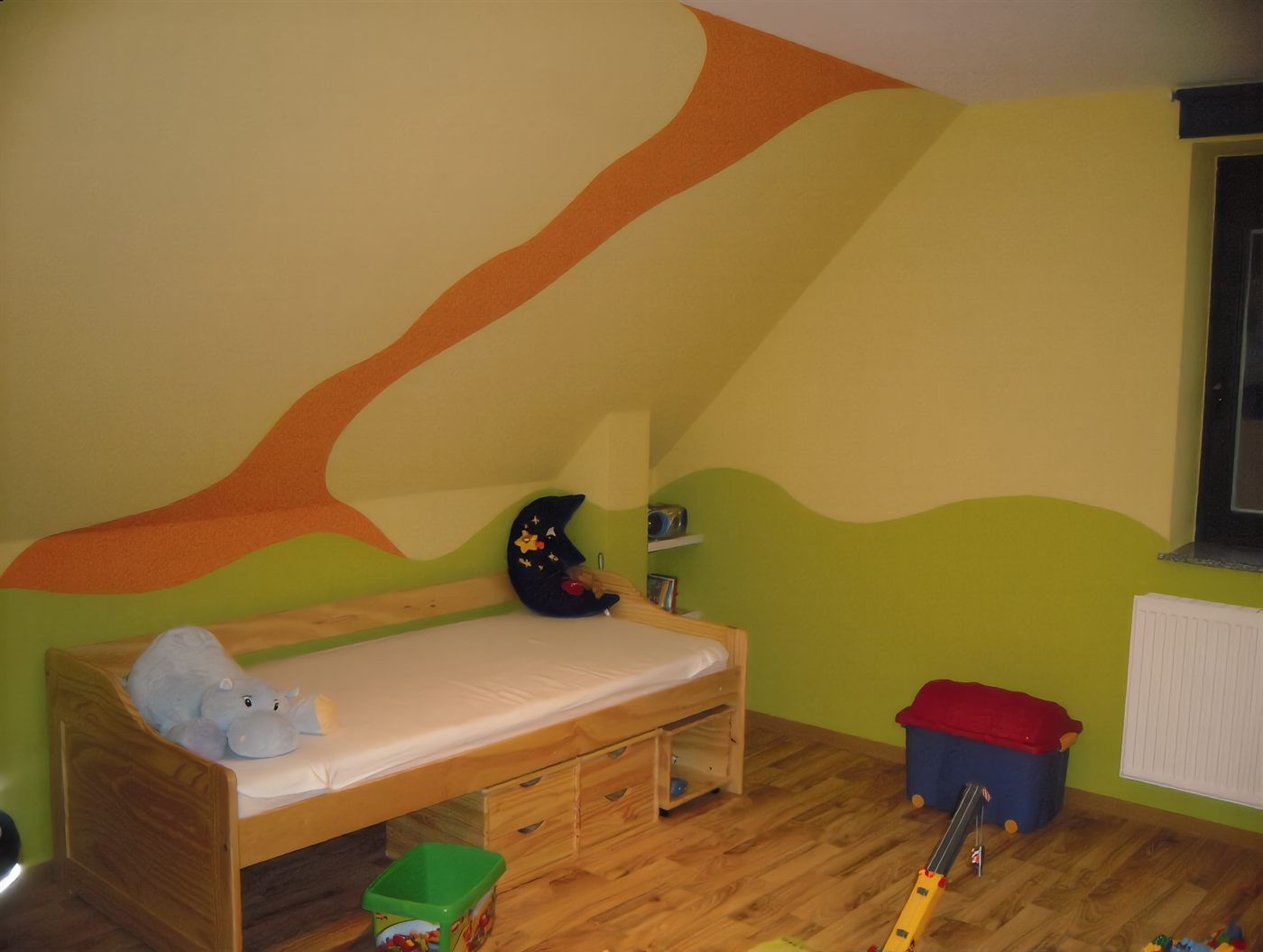Kinderzimmer mit orangefarbenem Wandverlauf