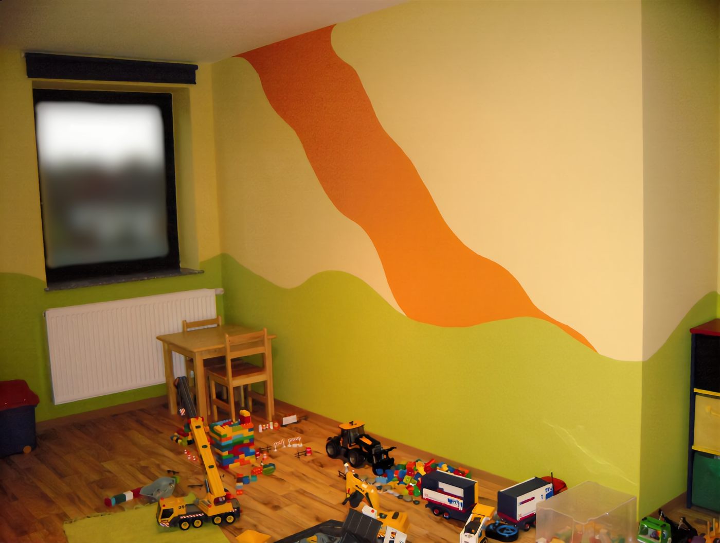 Spielzimmer mit farbig abgesetzter Wand
