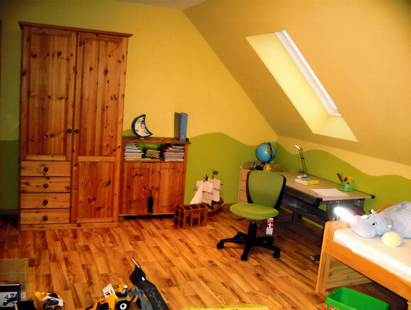 Kinderzimmer mit zweifarbigem Wandanstrich