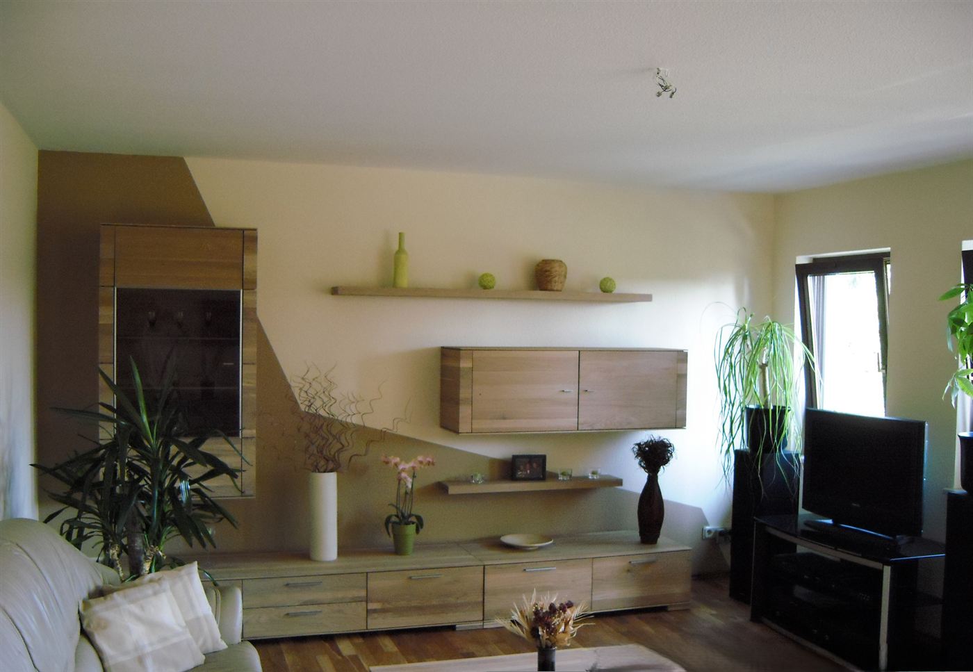 Wohnzimmer mit hochwertig gestalteter Wand