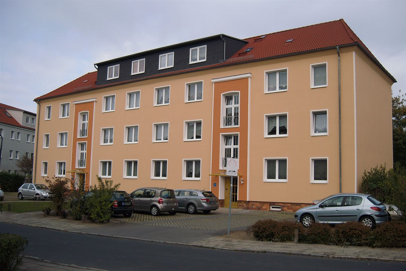 Frisch gestrichene Putzfassade eines Mehrfamilienhauses