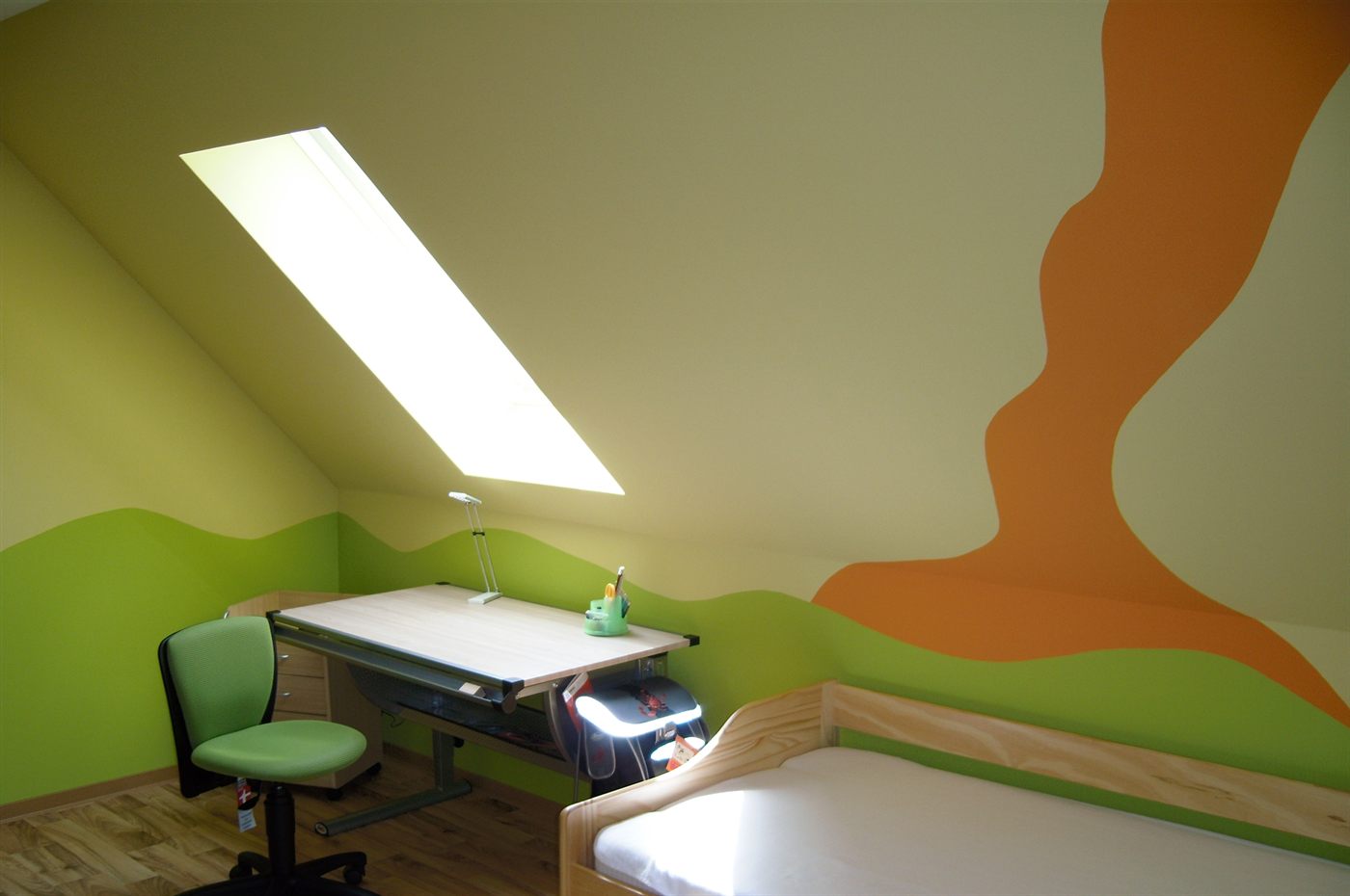 Kinderzimmer mit individuellem Wellenmotiv an der Wand