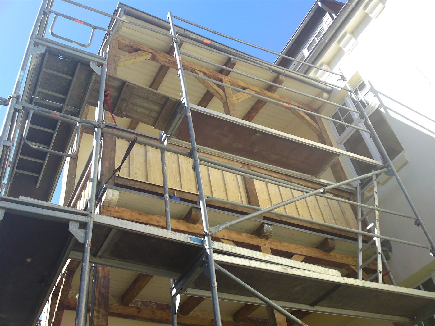 Balkon während der Sanierung mit Gerüst